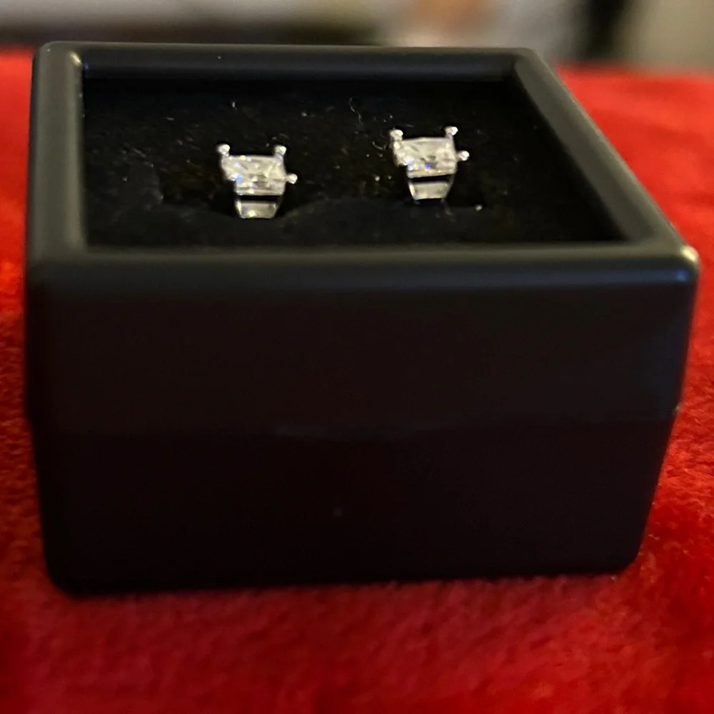 Classic Moissanite Diamond Screwback Stud‎ Earrings perfect for kids
